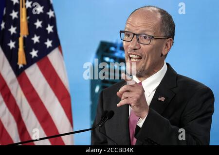 Milwaukee, Usa. August 2020. Tom Perez, Vorsitzender des Democratic National Committee (DNC), hält am Donnerstag, dem 20. August 2020, eine Rede auf der Bühne der Democratic National Convention im Wisconsin Center in Milwaukee, Wisconsin. Joe Biden wird die demokratische Ernennung zum Präsidenten der Vereinigten Staaten akzeptieren. Foto von Tannen Maury/UPI Kredit: UPI/Alamy Live News Stockfoto