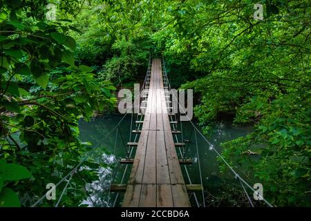 Landschaftlich leere Hängebrücke mitten im Wald Niemand um leeren Weg Stockfoto