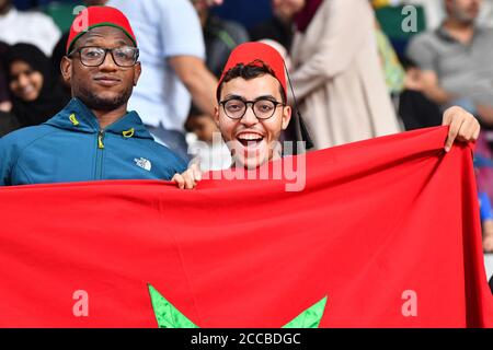 Marokkanische Fans mit Flagge und fez Hut. Khalifa International Stadium, Doha, Katar Stockfoto