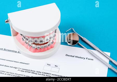 Zahngeschichte Form mit Modellzahn und zahnärztliche Instrumente. Zahngesundheit und Zahnpflege Konzept. Stockfoto