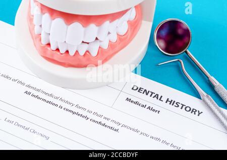 Zahnmedizinische Geschichte Form mit Modell Zahn und zahnärztliche Instrumente. Zahnmedizinische Gesundheit und Zähne Pflegekonzept. Stockfoto