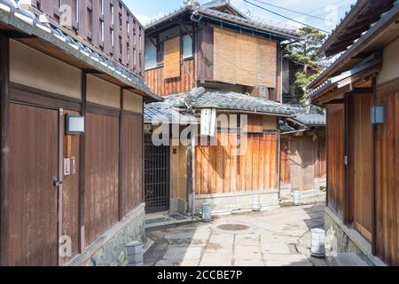 Kyoto, Japan - traditionelle Straße des higashiyama-Viertels in der Altstadt von Kyoto, Japan. Higashiyama ist einer der elf Bezirke der Stadt Kyoto. Stockfoto