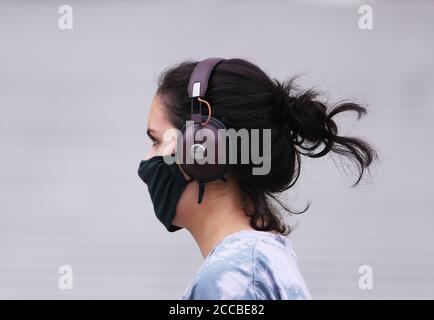 Paris, Frankreich. August 2020. Eine Frau mit Gesichtsmaske geht auf der Straße in Paris, Frankreich, 20. August 2020. Ab Donnerstag verzeichnete Frankreich in den letzten 24 Stunden 4,771 neue Coronavirus-Fälle, der größte tägliche Anstieg seit Anfang April. Seit dem Ausbruch des Coronavirus haben sich insgesamt 229,814 Menschen an der Atemwegserkrankung erkrankt, während die Zahl der untersuchten Cluster ab Mittwoch um 33 auf 266 gestiegen ist, zeigten die Daten des Gesundheitsministeriums. Kredit: Gao Jing/Xinhua/Alamy Live Nachrichten Stockfoto