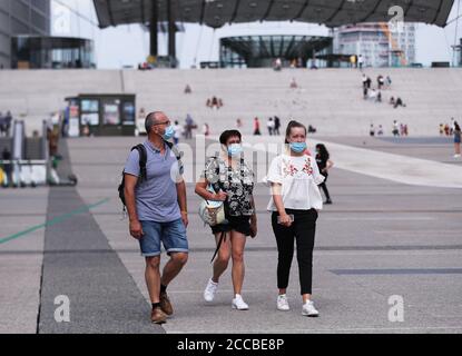 Paris, Frankreich. August 2020. Menschen, die Gesichtsmasken tragen, sind im Geschäftsviertel La Defense in der Nähe von Paris, Frankreich, am 20. August 2020 zu sehen. Ab Donnerstag verzeichnete Frankreich in den letzten 24 Stunden 4,771 neue Coronavirus-Fälle, der größte tägliche Anstieg seit Anfang April. Seit dem Ausbruch des Coronavirus haben sich insgesamt 229,814 Menschen an der Atemwegserkrankung erkrankt, während die Zahl der untersuchten Cluster ab Mittwoch um 33 auf 266 gestiegen ist, zeigten die Daten des Gesundheitsministeriums. Kredit: Gao Jing/Xinhua/Alamy Live Nachrichten Stockfoto