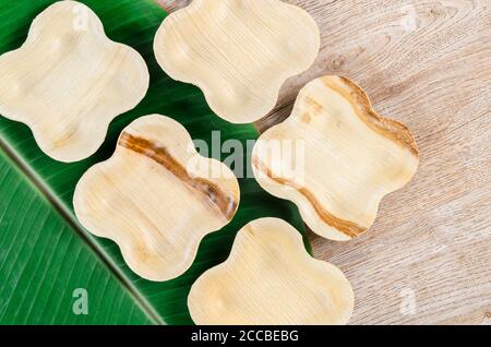 Becher aus getrockneter Betelnussblatt-Palme, natürliches Material. Das umweltfreundliche Konzept des Green-Produkts. Stockfoto