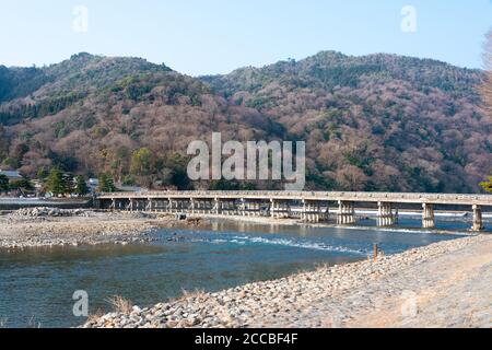 Kyoto, Japan - Togetsu-kyo Brücke in Arashiyama, Kyoto, Japan. Es ist eine 155-Meter-Brücke über den Katsura Fluss, der gemütlich in Saga Arashiyama fließt. Stockfoto