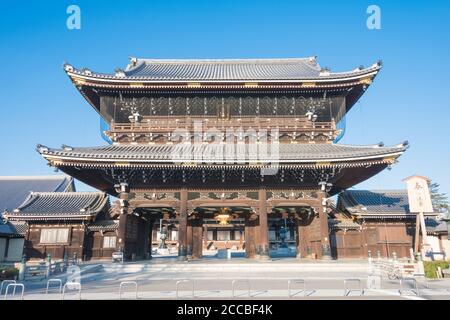 Kyoto, Japan - Hauptgete am Higashi Hongan-ji Tempel. Eine berühmte historische Stätte in Kyoto, Japan. Stockfoto