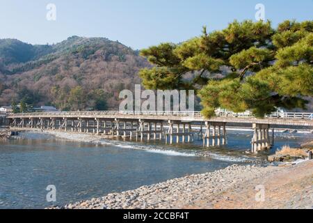 Kyoto, Japan - Togetsu-kyo Brücke in Arashiyama, Kyoto, Japan. Es ist eine 155-Meter-Brücke über den Katsura Fluss, der gemütlich in Saga Arashiyama fließt. Stockfoto