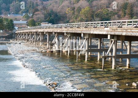 Kyoto, Japan - Togetsu-kyo Brücke in Arashiyama, Kyoto, Japan. Es ist eine 155-Meter-Brücke über den Katsura Fluss, der gemütlich in Saga Arashiyama fließt. Stockfoto