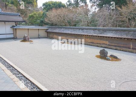 Kyoto, Japan - der Kare-sansui (trockene Landschaft) Zen Garten am Ryoan-ji Tempel in Kyoto, Japan. Es ist Teil des UNESCO-Weltkulturerbes. Stockfoto