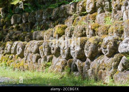 Kyoto, Japan - Rakan Skulpturen im Otagi Nenbutsu-ji Tempel in Kyoto, Japan. Der Tempel wurde 1955 wieder aufgebaut. Stockfoto