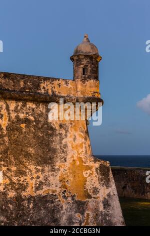 Ein Bartizan, oder Guerit oder Wachposten Box an der Wand des Castillo San Felipe del Morro in Old San Juan, Puerto Rico, in der Abenddämmerung. Nationaler Register Stockfoto