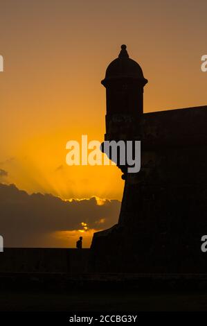 Ein Bartizan, oder Guerit oder Wachposten Box an der Wand des Castillo San Felipe del Morro in Old San Juan, Puerto Rico, wird gegen den Sonnenuntergang Himmel silhouetted Stockfoto