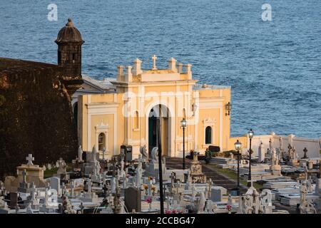 Der Friedhof von Maria Magdalena de Pazzzis am Meer, außerhalb der Stadtmauer von Old San Juan, Puerto Rico, und in der Nähe des Castillo San Felipe del Morro Stockfoto