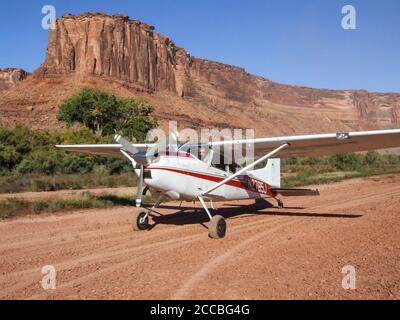 Ein Cessna 185 Skywagon der Utah Backcountry Pilots Association auf der Mineral Bottom Airstrip im Labyrinth Canyon in der Nähe von Moab, Utah. Stockfoto