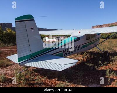 Zwei Cessna 185 Skywaggons der Utah Backcountry Pilots Association parkten auf der Mineral Bottom Airstrip im Labyrinth Canyon in der Nähe von Moab, Utah. Stockfoto