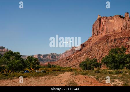 Ein Cessna 185 Skywagon der Utah Backcountry Pilots Association hebt vom abgelegenen mexikanischen Bergflugplatz auf dem San Rafael Swell in Utah ab. Stockfoto