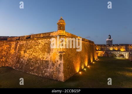 Ein Bartizan, oder Guerit oder Wachposten Box an der Wand des Castillo San Felipe del Morro in Old San Juan, Puerto Rico, in der Abenddämmerung. Nationaler Register Stockfoto