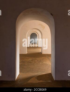 Blick auf die inneren Türen zwischen Kasematten auf der unteren plaza-Ebene des Castillo San Felipe del Morro in Old San Juan, Puerto Rico. San Juan Nation Stockfoto