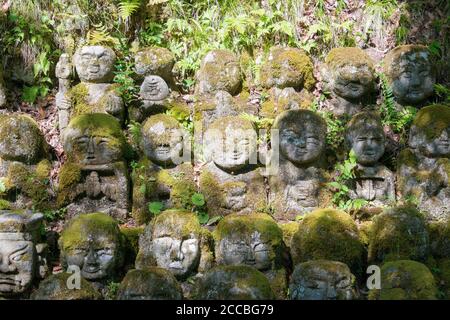 Kyoto, Japan - Rakan Skulpturen im Otagi Nenbutsu-ji Tempel in Kyoto, Japan. Der Tempel wurde 1955 wieder aufgebaut. Stockfoto