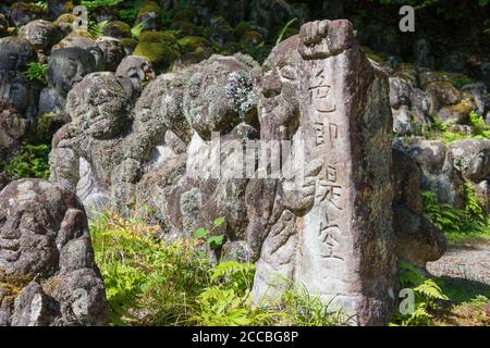 Kyoto, Japan - Rakan Skulpturen im Otagi Nenbutsu-ji Tempel in Kyoto, Japan. Der Tempel wurde 1955 wieder aufgebaut. Stockfoto