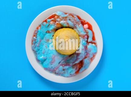 Draufsicht geschmolzenes Eis mit Marshmallow- und Himbeergeschmack Auf einem Teller Stockfoto