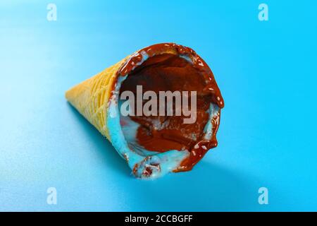 Winkelansicht leerer Eiskegel auf blauem Hintergrund Stockfoto