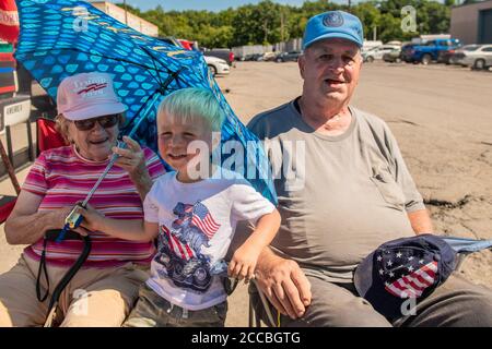 Old Forge, PA, USA. August 2020. Donald Trump Anhänger warten auf seine Ankunft für eine Rede in Mariotti Building Products in Old Forge, Pennsylvania, der Nachbarstadt von Präsidentschaftsgegner Joe Bidens Heimatstadt Scranton am 20. August 2020, in Scranton, Pennsylvania. Quelle: Chris Tuite/Image Space/Media Punch/Alamy Live News Stockfoto