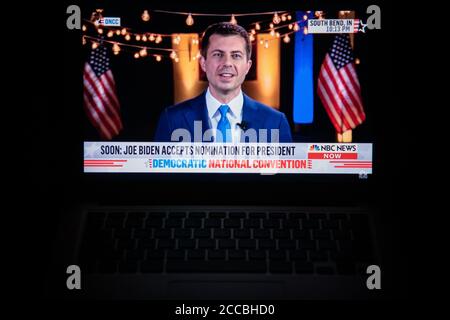 Washington, USA. August 2020. Eine Fotolillustration eines Laptop-Computerbildschirms zeigt den ehemaligen Bürgermeister von South Bend, Indiana, Pete Buttigieg, der in der vierten Nacht der 2020 Democratic National Convention spricht, die fast vollständig virtuell gehalten wird, in Washington, DC, am 20. August 2020, inmitten der Coronavirus-Pandemie. Heute Abend nahm der ehemalige Vizepräsident Joe Biden offiziell die demokratische Nominierung für Präsident mit 75 Tagen vor Bundestagswahltag zu gehen an. (Graeme Sloan/Sipa USA) Quelle: SIPA USA/Alamy Live News Stockfoto