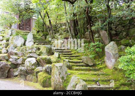 Mittlerer Garten in der Kaiserlichen Villa Shugakuin (Shugakuin Rikyu) in Kyoto, Japan. Es wurde ursprünglich vom pensionierten Kaiser Go-Mizunoo gebaut. Stockfoto