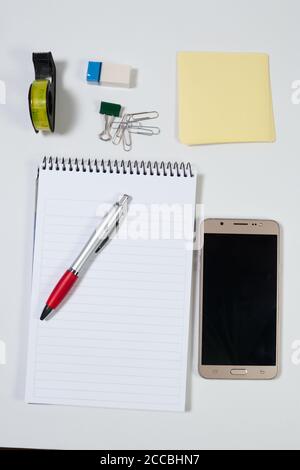 Büroartikel und Geschäftselemente auf einem Schreibtisch wie Lineal, Stift, Bleistift, Radierer, Bleistiftspitzer, Notizblock, Brieföffner, Büroklammern, Schere, Hefter Stockfoto