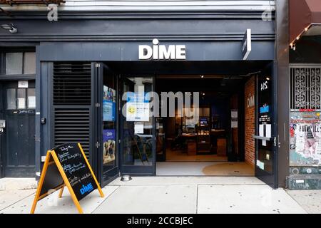 Dime Community Bank, 214 Bedford Ave, Brooklyn, New York. NYC-Schaufensterfoto einer Bankfiliale im Viertel Williamsburg Stockfoto