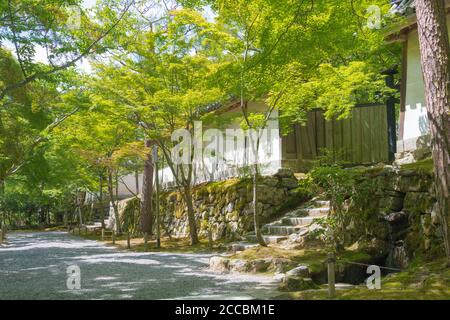 Kyoto, Japan - Nison-in Tempel in Kyoto, Japan. Es wurde zum ersten Mal zwischen den Jahren 834-848 von Kaiser Saga gebaut. Stockfoto