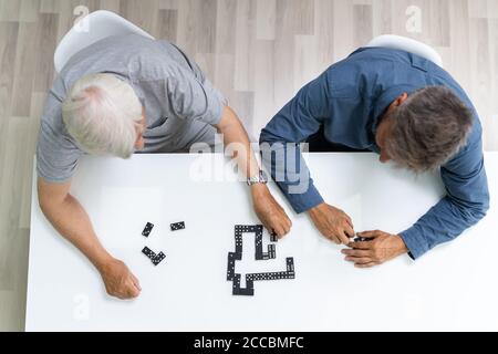 Elder Old Senior Spielt Domino Tischspiel Stockfoto