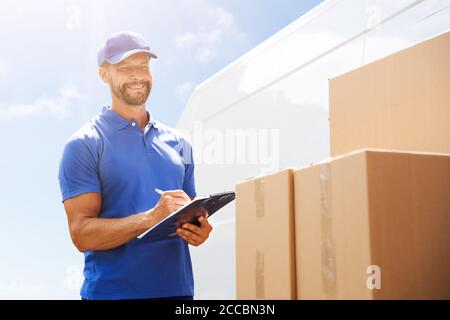 Professionelle Van Courier Entladen Boxen Von Lkw Stockfoto