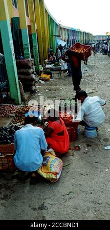 DISTRIKT KATNI, INDIEN - 07. AUGUST 2019: Indische Dorffrau und Männer sitzen an der Verkaufsecke auf dem frischen grünen Gemüsemarkt im Dorf distrib Stockfoto