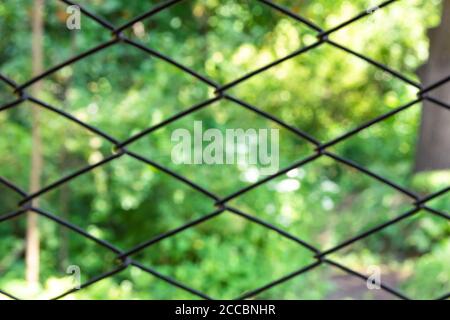 Mesh Chain-Link Hintergrund und Textur. Eisenabdeckung im Außenbereich. Stockfoto