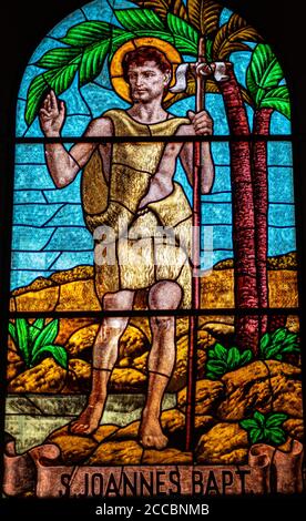 Farbige Glasmalerei des heiligen Johannes des Täufers Stockfoto