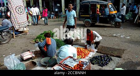 DISTRIKT KATNI, INDIEN - 07. AUGUST 2019: Asiatische Einheimische verkaufen Tomate bei indischen Bauern landwirtschaftliche Produkte Markt. Stockfoto