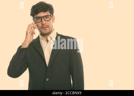 Studio shot der jungen Persischen Geschäftsmann Gespräch am Handy Stockfoto