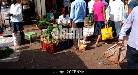 DISTRIKT KATNI, INDIEN - 07. AUGUST 2019: Mann bei indischen Bauern landwirtschaftlichen Produkt-Markt. Stockfoto