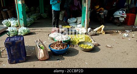 DISTRIKT KATNI, INDIEN - 07. AUGUST 2019: Sortiment von frischem Obst und Gemüse auf der offenen Landwirtschaft Frischekost Gemüsemarkt. Stockfoto