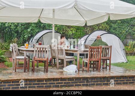 Camping in einem Garten an einem regnerischen Sommertag während der Coronavirus-Epidemie, August 2020. Stockfoto