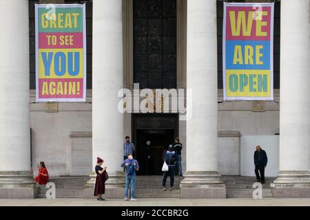 Manchester Central Library Fassade UK mit Schildern, die anzeigen, dass sie nach dem Coronavirus-Lockdown wieder geöffnet sind. Stockfoto