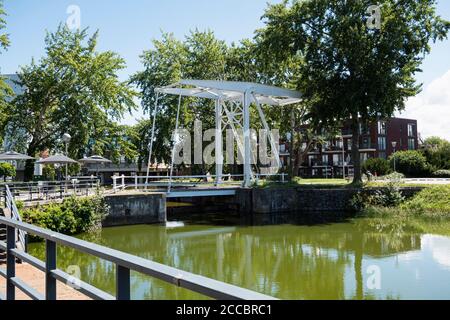 Terneuzen, Niederlande, 12. Juli 2020, weiße Brücke über das grüne Wasser Stockfoto