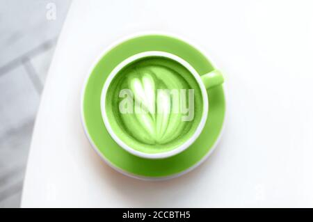 Frische aromatisierte grüne Matcha Kunst isoliert auf weißem Hintergrund. Stockfoto