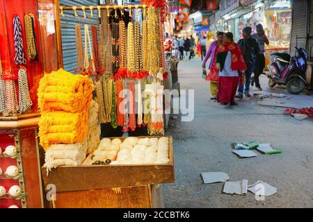 Haridwar, Garhwal, Indien - 3. November 2018 : bunte helle Ware zu verkaufen. Nachtbild von Motibazar, einem berühmten Marktplatz für Touristen. Stockfoto