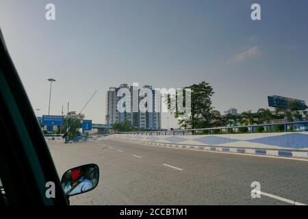 Howrah, Westbengalen, Indien - 23. Mai 2020 : Nabanna, Gebäude in Howrah, beherbergt das Staatssekretariat von Westbengalen aus gesehen von einem Auto. Büro des CM. Stockfoto