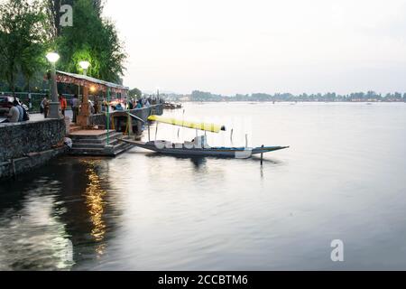 Shree Nagar, Jammu und Kaschmir, Indien - 31. August 2014 : Blick auf den schönen Dal See, Hausboote auf dem Wasser mit Abendhimmel im Hintergrund. Stockfoto