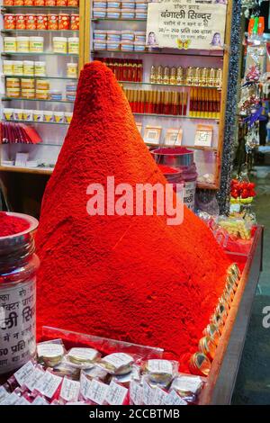 Haridwar, Garhwal, Indien - 3. November 2018 : Holy Sindoor, das symbolische rote Pulver von indischen verheirateten Frauen getragen, zum Verkauf. Am Motibazar, Marktplatz. Stockfoto